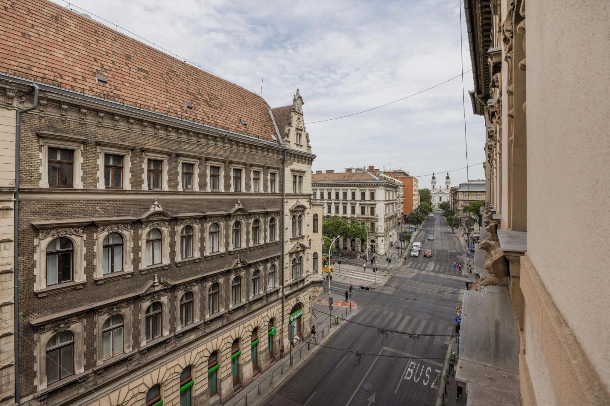 Central Budapest Oasis - Modern Charm, Timeless Comfort Eksteriør bilde
